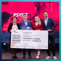 psybit z zmagovalnim čekom za community award na tekmovanju social impact award